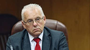 Станев бе в продължителни болнични затова първо за изпълняващ длъжността