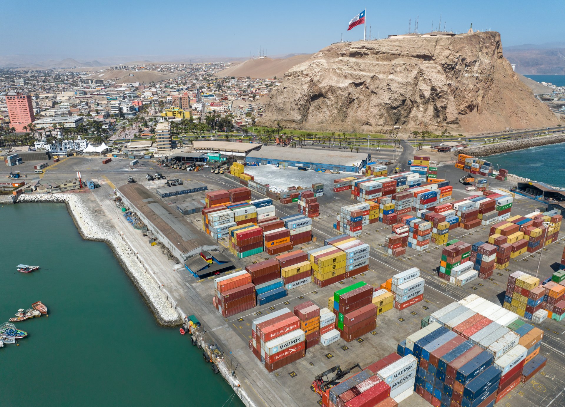 Поглед отгоре към контейнерите, които чакат транспорт от пристанище Арика, северно Чили. 