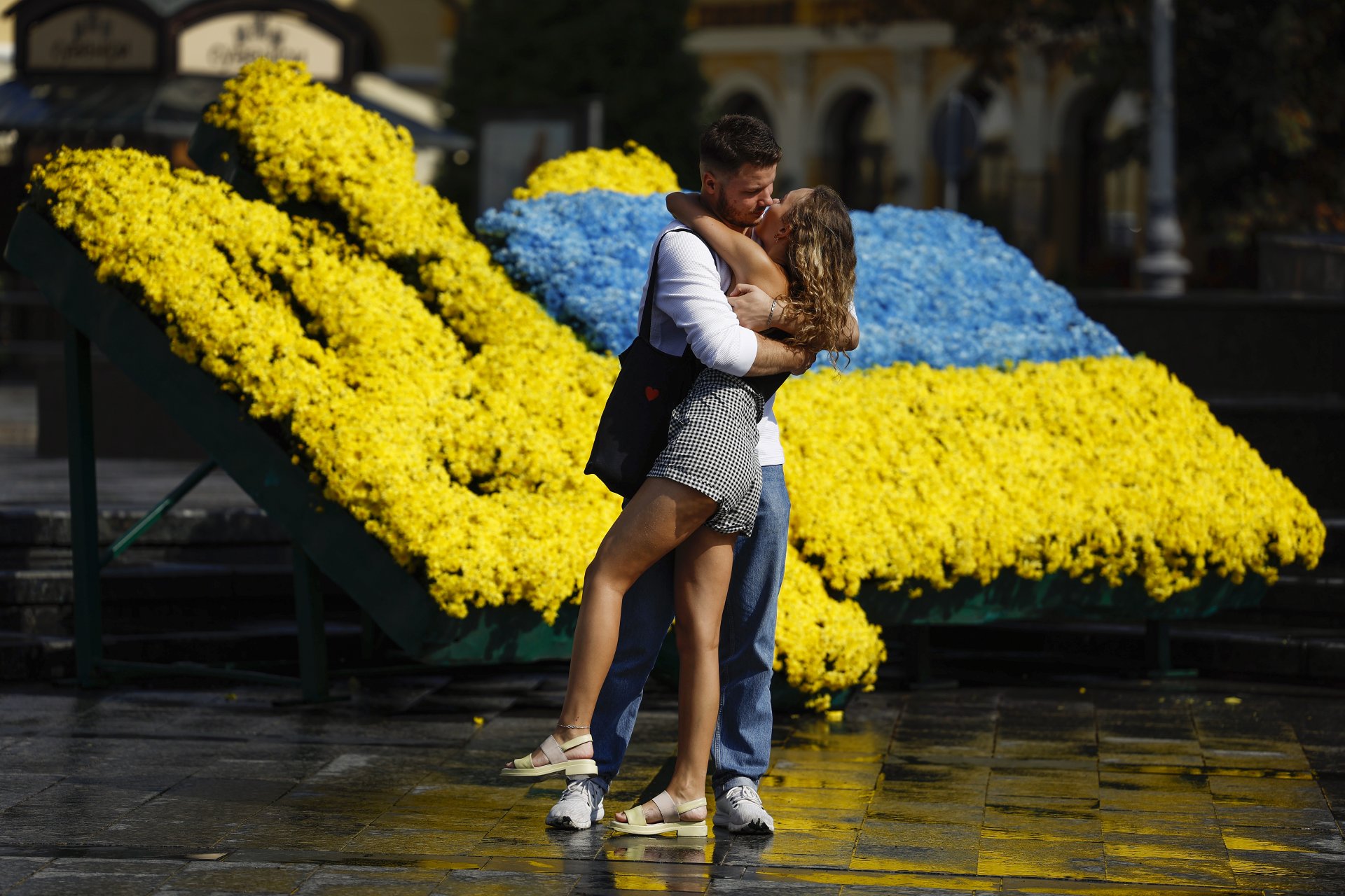 Влюбени край цветята около Деня на националния флаг на Украйна на 22 август 2022 г. в Лвов, Украйна.
