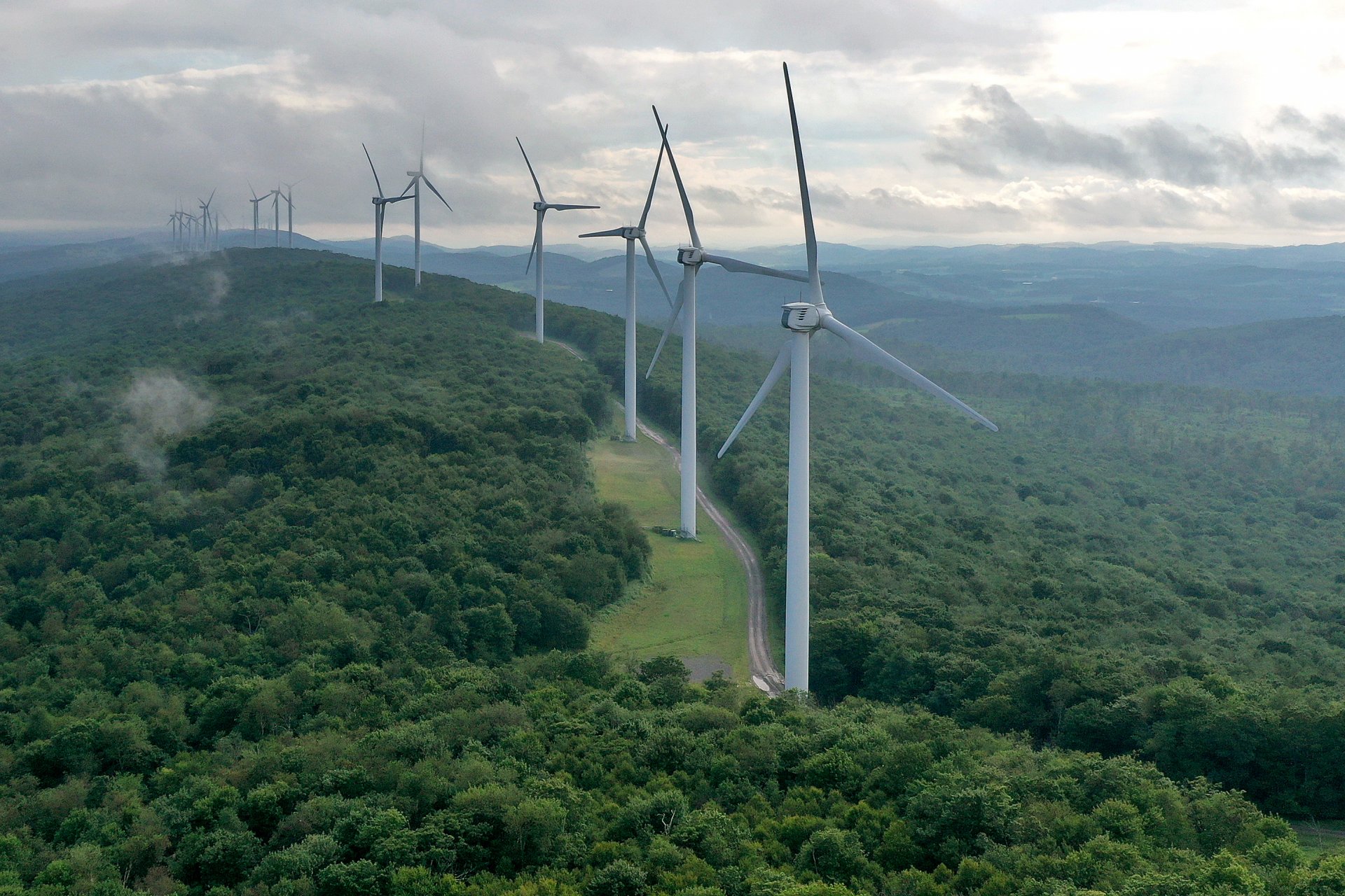 Птичи поглед към турбини, които са част от проекта Criterion Wind на Constellation Energy, по протежение на върха на Backbone Mountain. 
