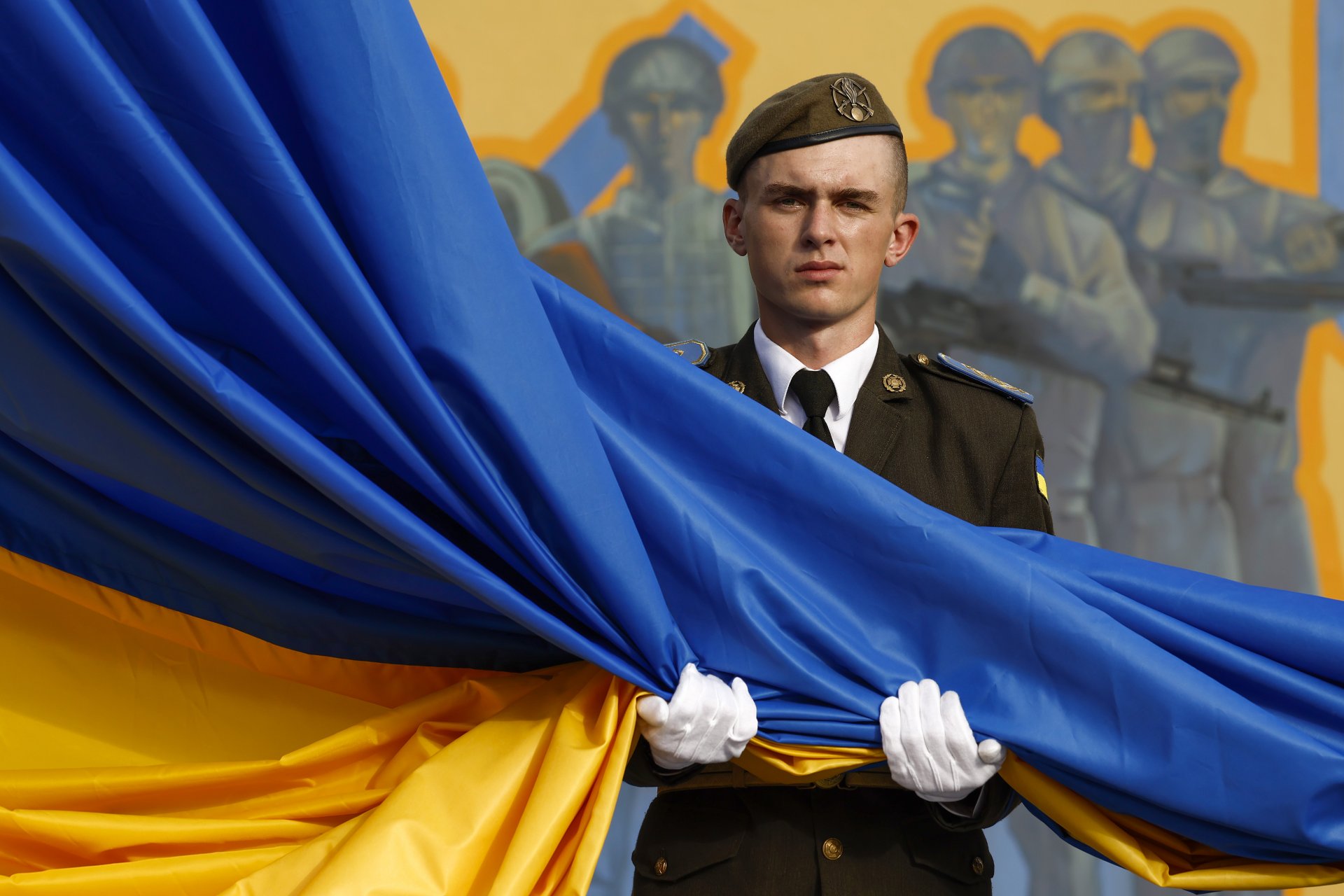 Военни на церемония по издигане на Националния флаг на Украйна в Националната академия на сухопътните войски "Хетман Петро Сагайдачен".