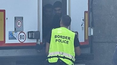 Македонски ТИР с над 100 афганистански мигранти е задържан в Бургас