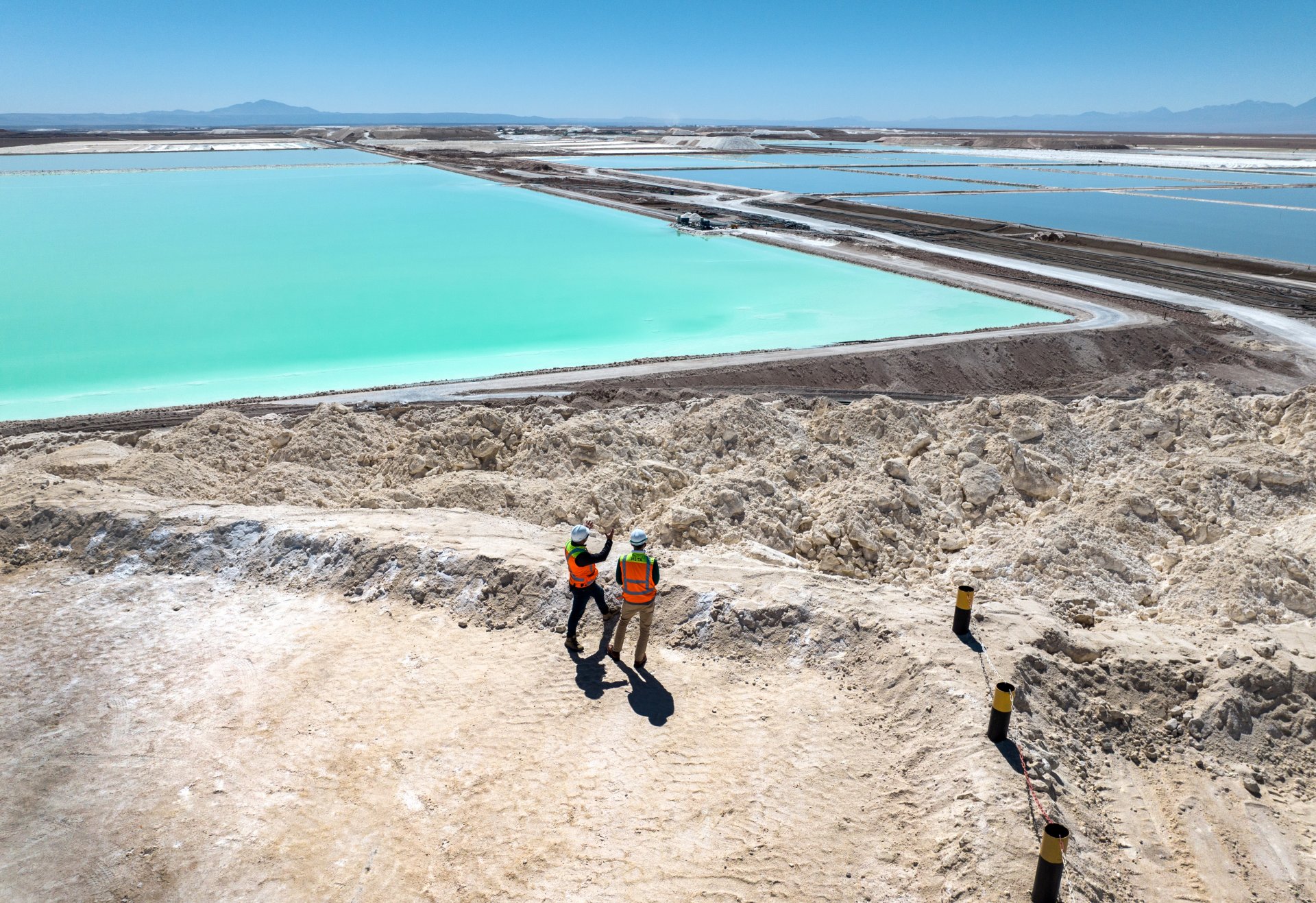 Посетители на върха на могила от сол - вторичен продукт от производството на литий в мина в пустинята Атакама. 
