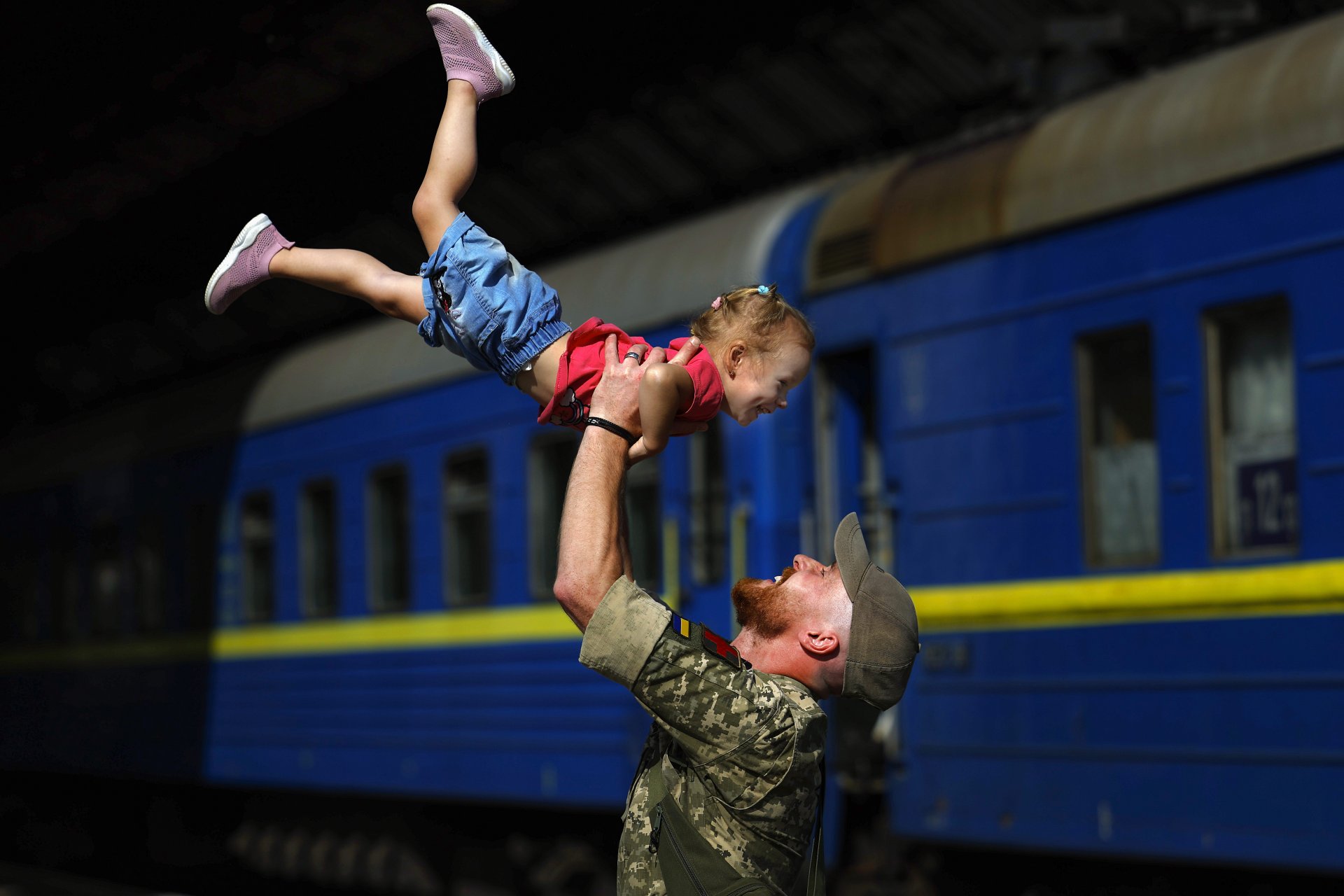 Украинският войник Александър с двегодишната си дъщеря Никол, след като слязоха от влак от Запорожие на жп гара Лвов на 25 август 2022 г. в Лвов, Украйна.