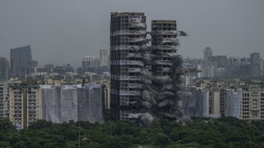 Зрелищно рухване на два небостъргача в Индия (снимки и видео)