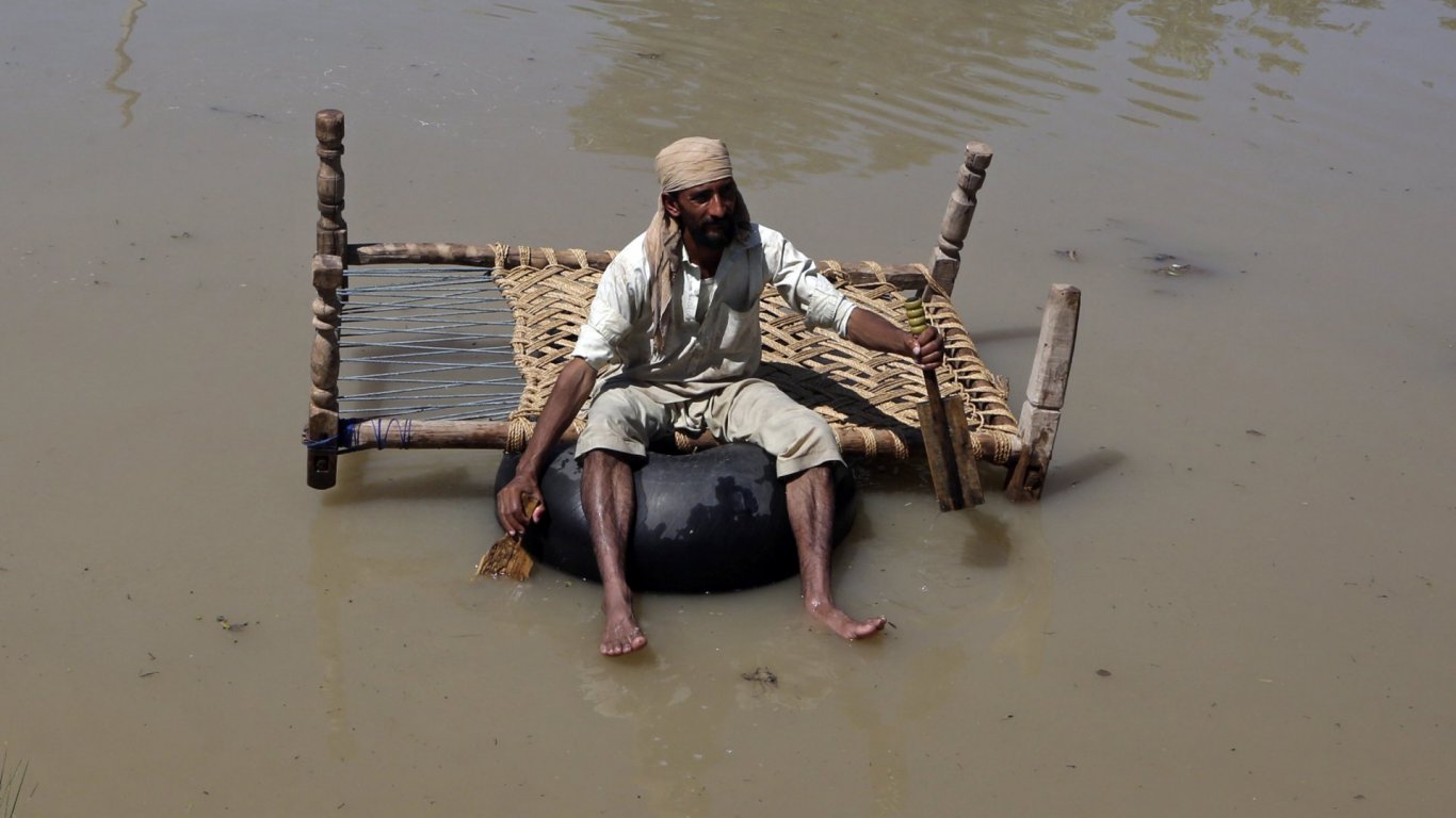 Жертвите при наводненията в Пакистан надминаха 1000