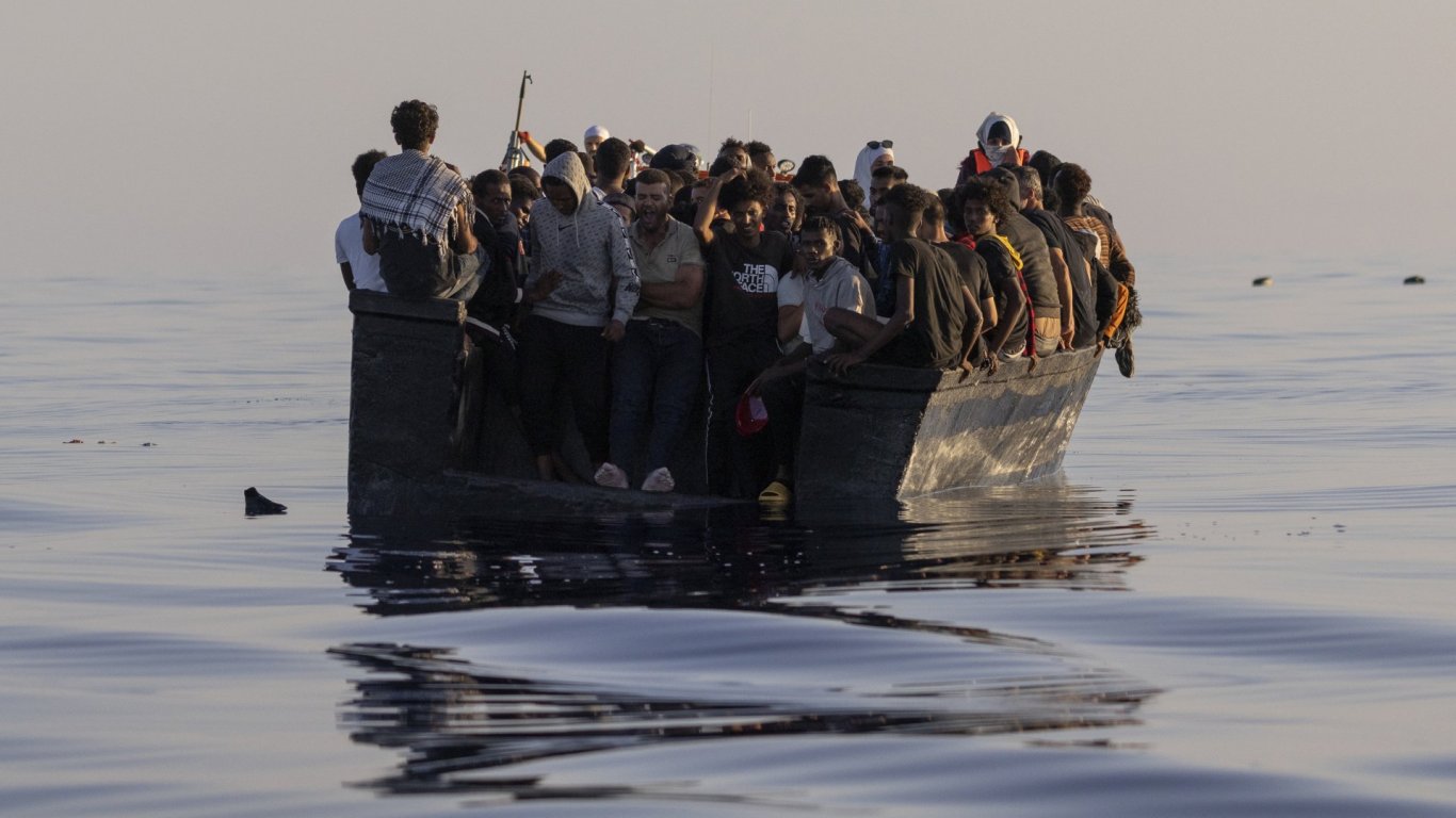 Петнадесет удавени и 30 спасени мигранти край гръцките брегове