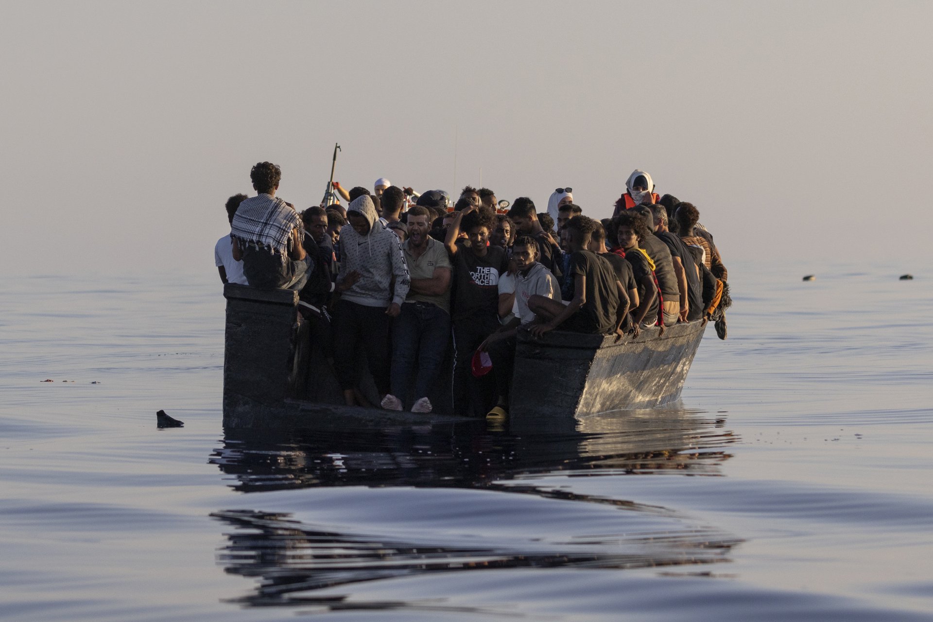 Мигранти приближават с дървена лодка остров Лампедуза на 27 август