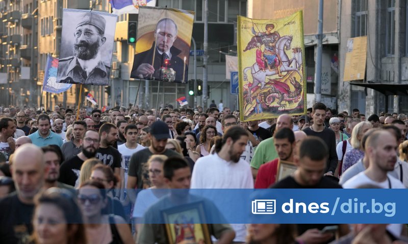 Хиляди православни вярващи преминаха снощи на шествие в Белград в
