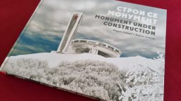 "Строи се монумент" - фоторазказ за ледения връх Бузлуджа и за паметника там