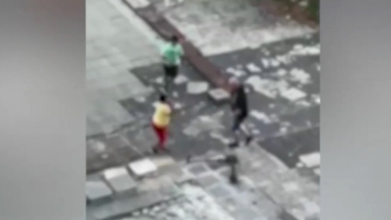 Задържаха мъж, нападнал с железен прът деца в София (видео)