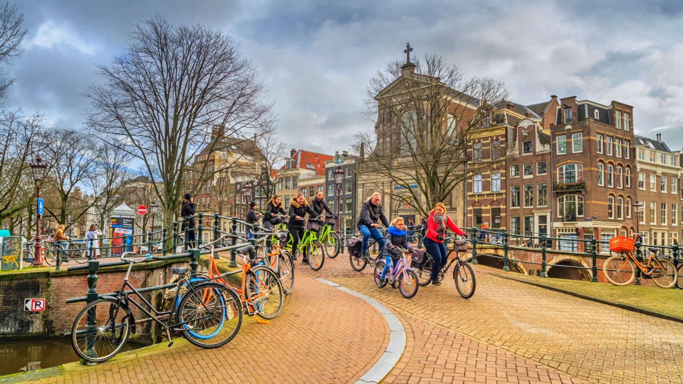 Амстердам забранява марихуаната със солени глоби