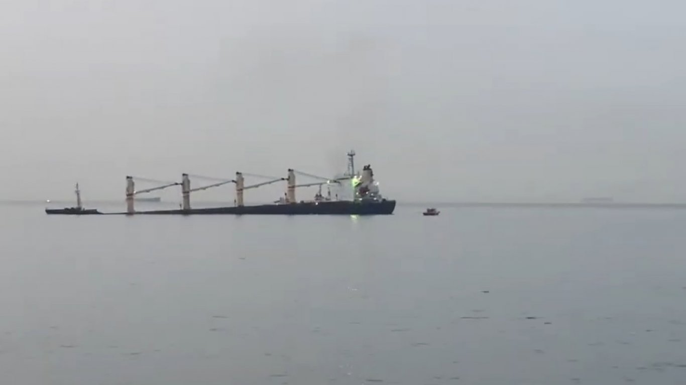 Петролен танкер потъва след сблъсък с друг кораб край Гибралтар, има опасност от разлив (снимки)