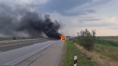 Джип превозващ нелегални мигранти се запали на автомагистрала Тракия съобщи