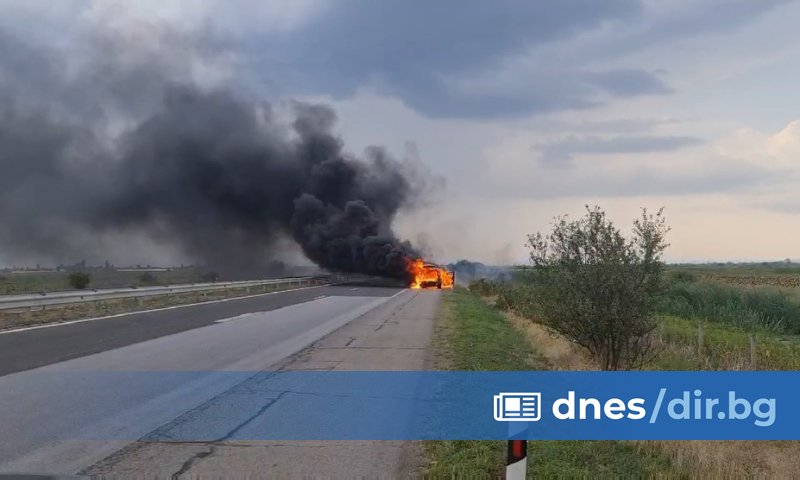 Джип, превозващ нелегални мигранти се запали на автомагистрала Тракия, съобщи