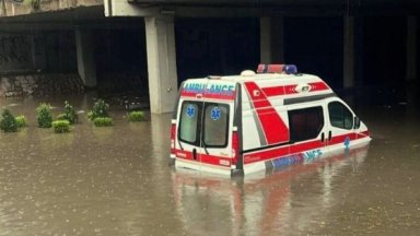 Силна буря с проливен дъжд се изля във вторник над