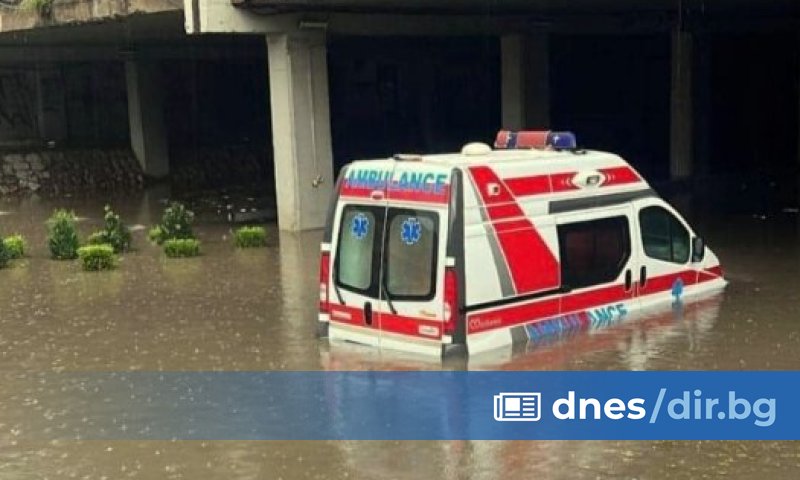 Силна буря с проливен дъжд се изля във вторник над