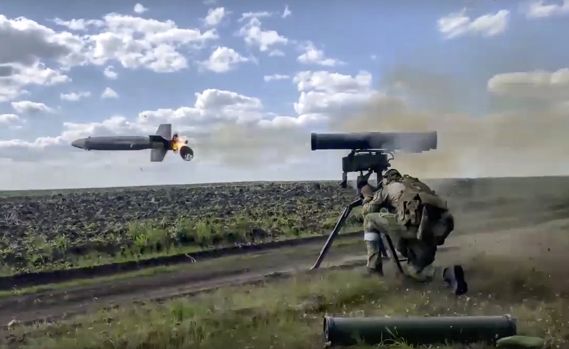 Руски войник изстрелва преносима противотанкова управляема ракета в Украйна, 29 август. снимката е разпространена от Министерството на отбраната