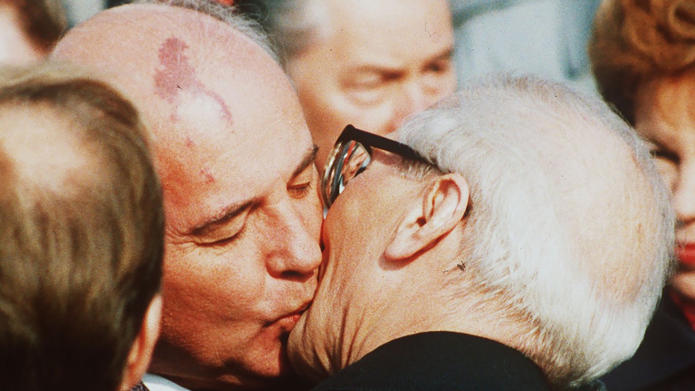 Горбачов целува лидера на ГДР Ерих Хонекер, за чието сваляне по-късно помага