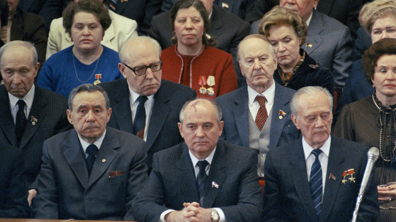  Горбачов е най-младия член на Политбюро в последните години на Съюз на съветските социалистически републики. За съпоставяне в първото Политбюро всички без Ленин са под 40-годишни 