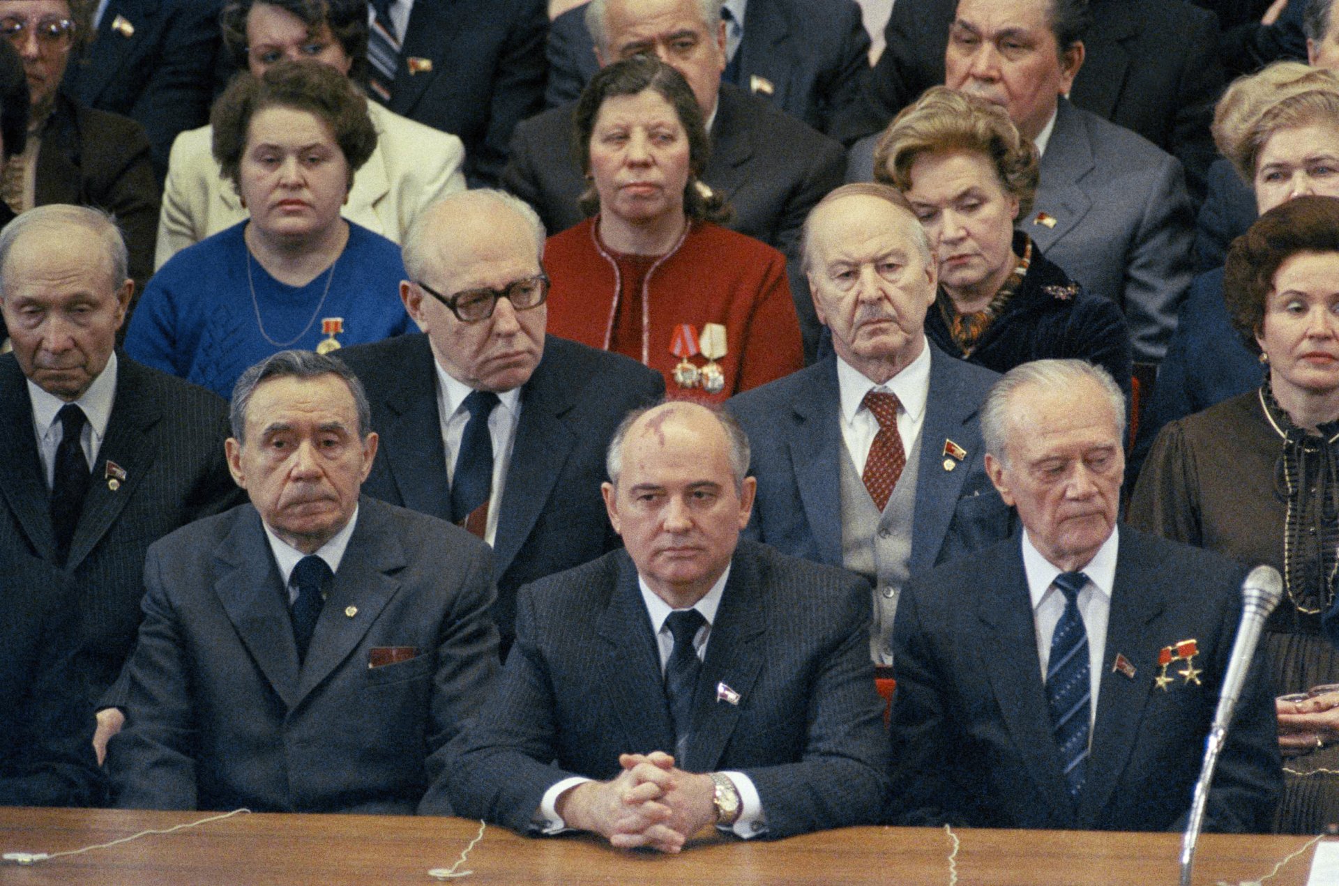 Горбачов е най-младия член на Политбюро в последните години на СССР. За сравнение в първото Политбюро всички без Ленин са под 40-годишни