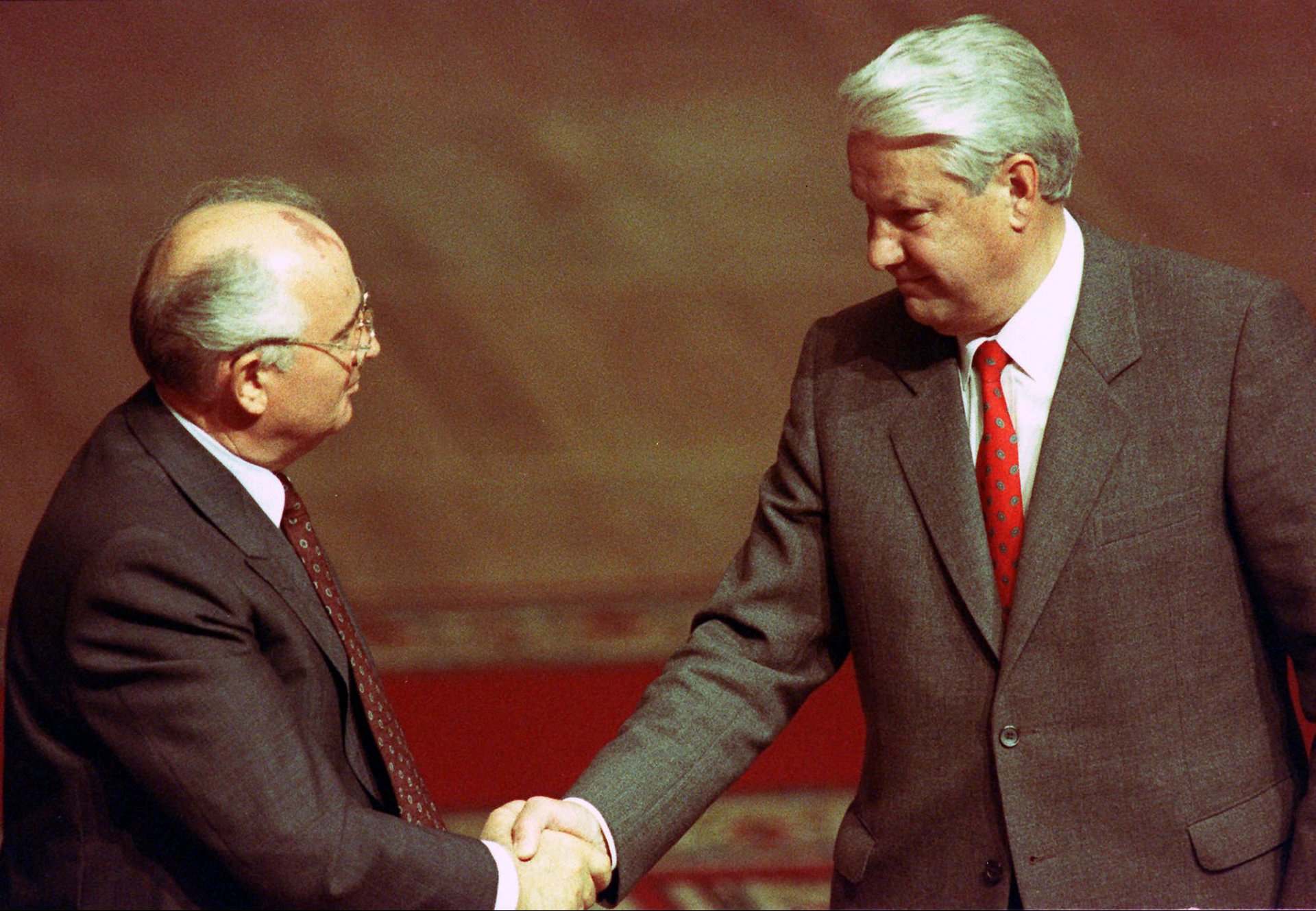 Горбачов признава победата на Елцин
