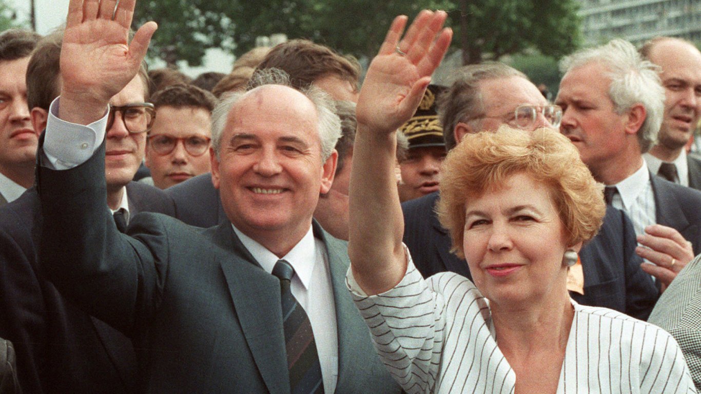 Съпругата на Горбачов, Раиса Горбачова, е негов верен спътник и съветник