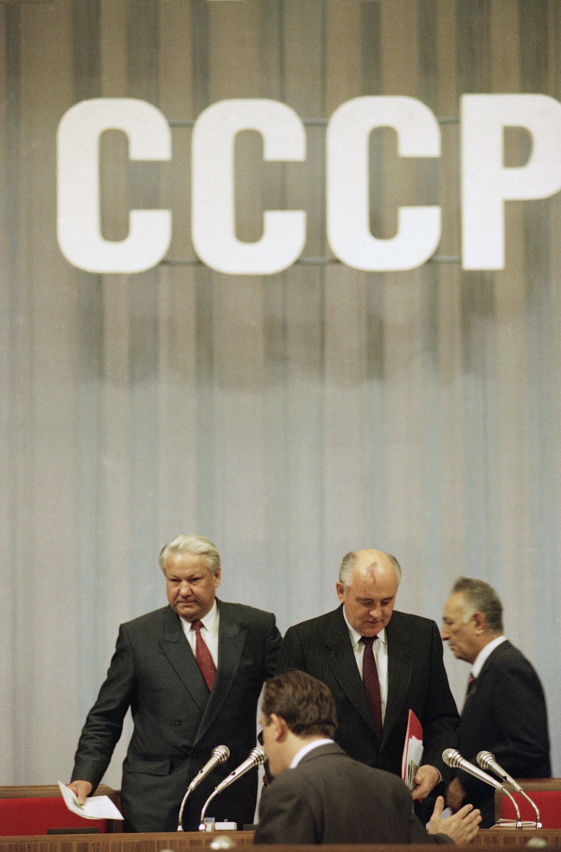 Само няколко дни след разпадането на СССР Борис Елцин решава да започне програма за радикални икономически реформи