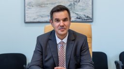 Министърът на икономиката дава на прокурор документи на "Кинтекс" за офшорни преводи