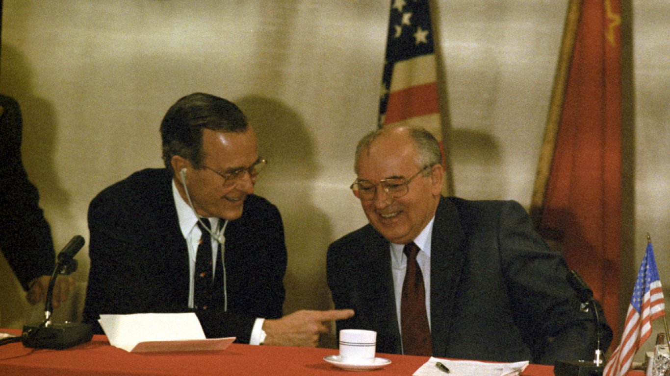 Джордж Буш и Михаил Горбачов преговарят в Малта за облика на света след края на Студената война