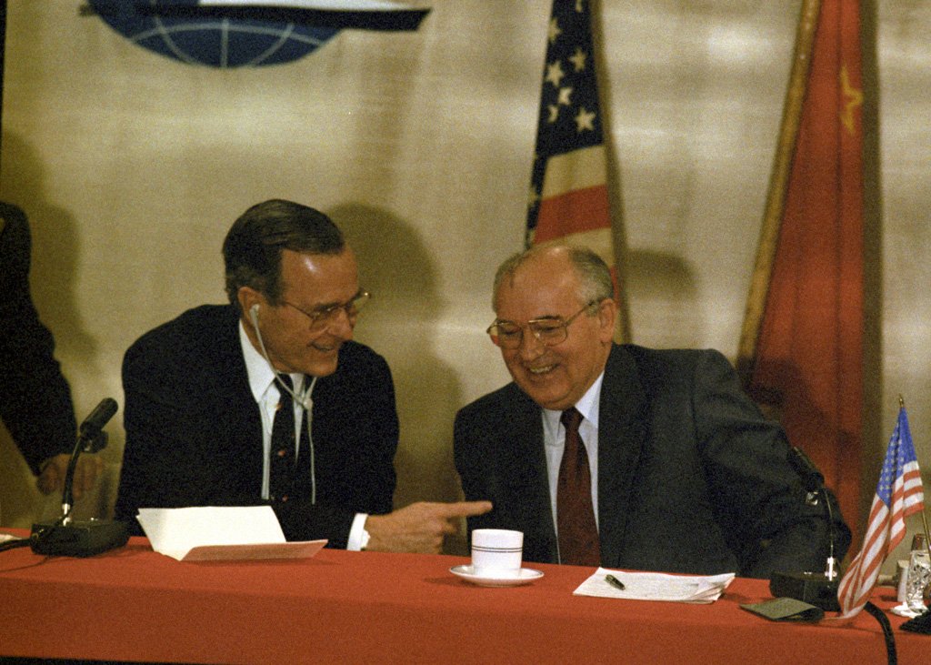 Джордж Буш и Михаил Горбачов преговарят в Малта за облика на света след края на Студената война