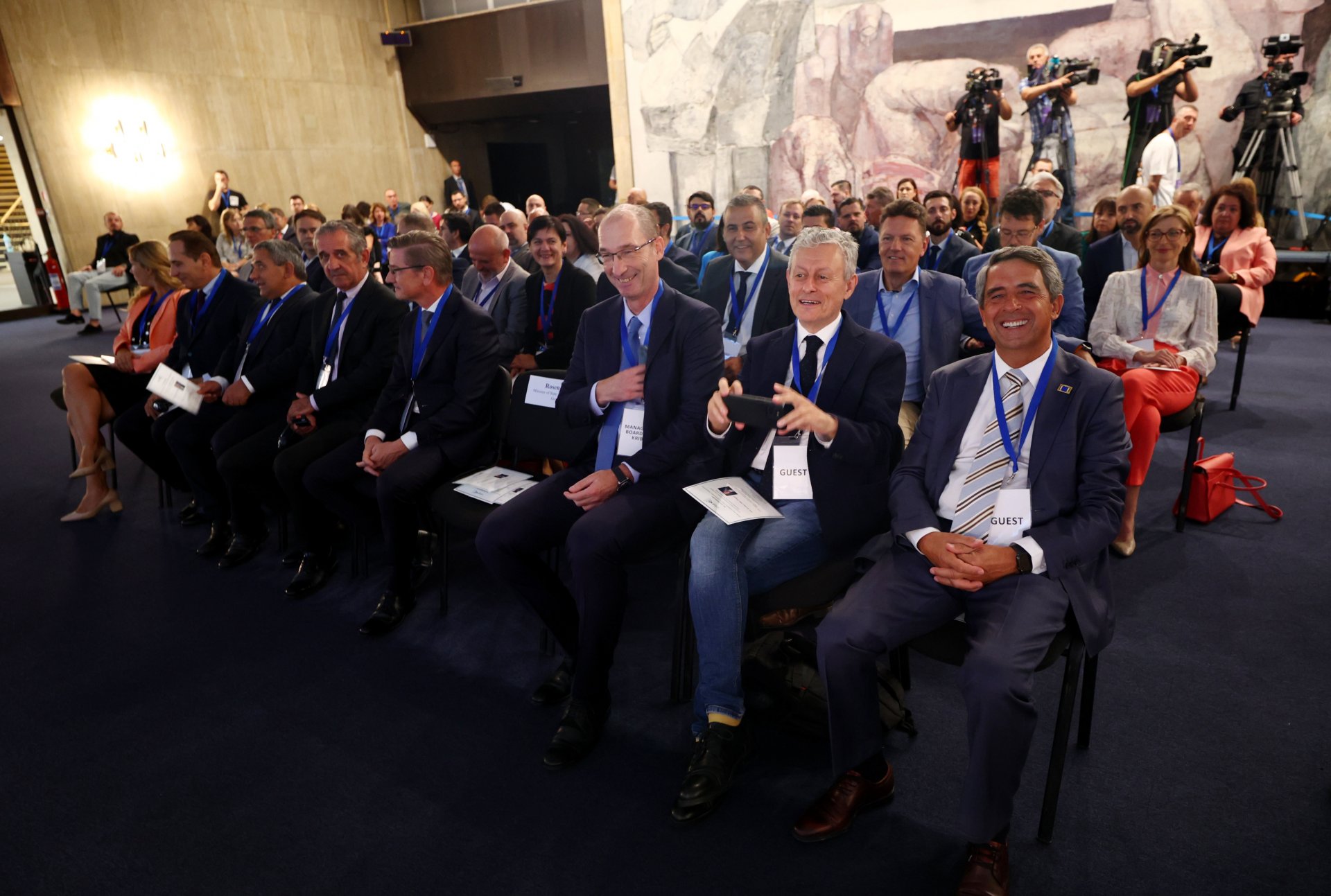Соломон Паси и Росен Плевнелиев (седналите вдясно на първия ред) по време на лекцията на бившия държавен секретар на САЩ Майк Помпейо в София в края на август тази година
