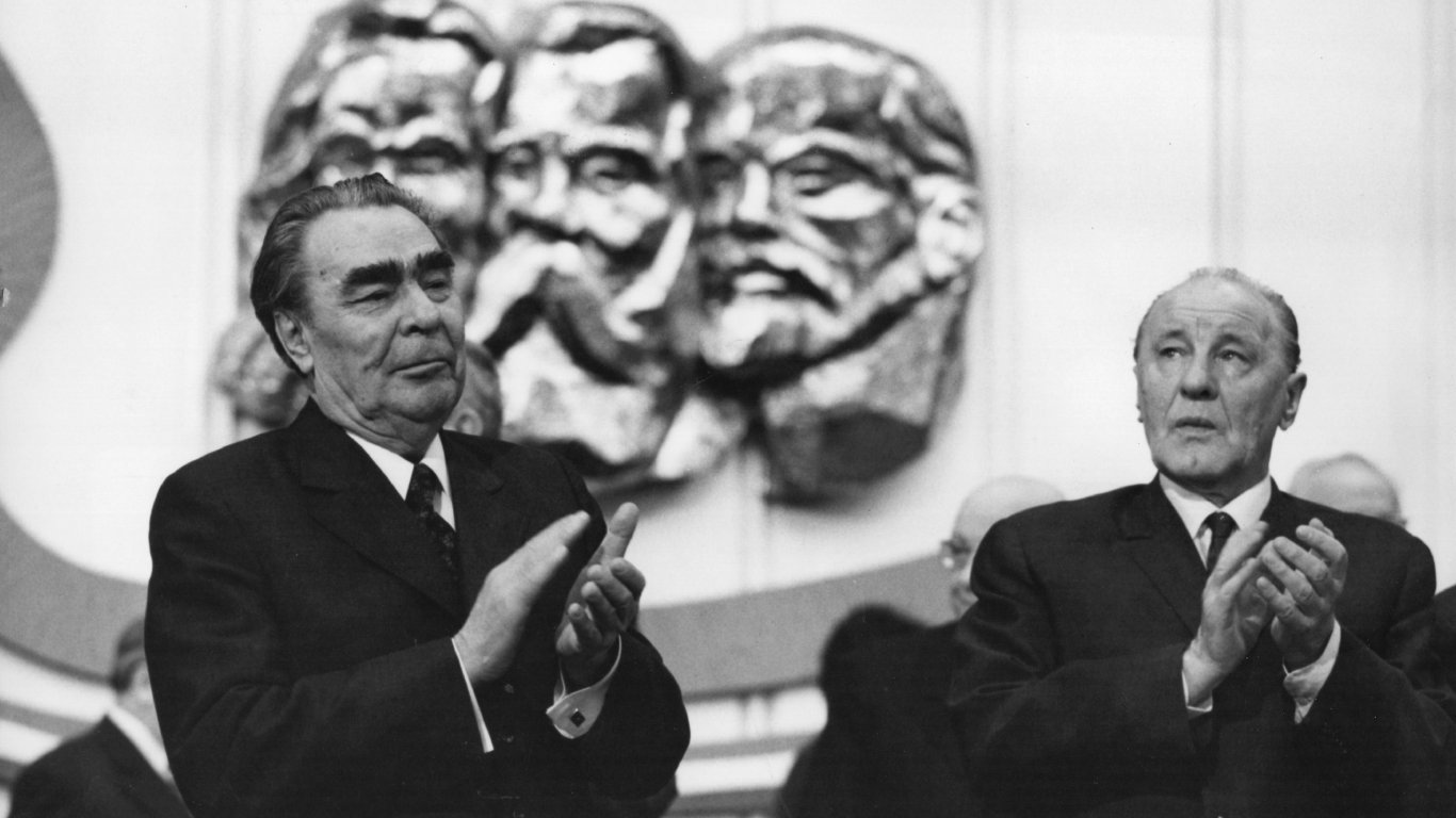 Икономическата и социална стагнация по времето на Брежнев правят СССР много по-крехък