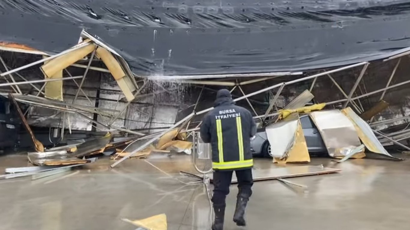Рухна покривът на автогара в Бурса по време на силна буря (видео)