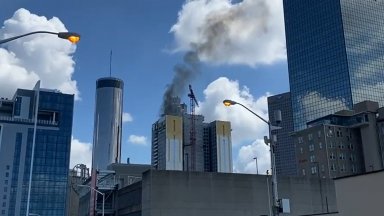 Пожар избухна на покрива на строящ се небостъргач в центъра