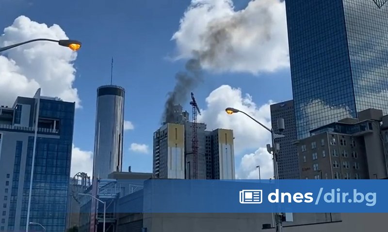 Пожар избухна на покрива на строящ се небостъргач в центъра