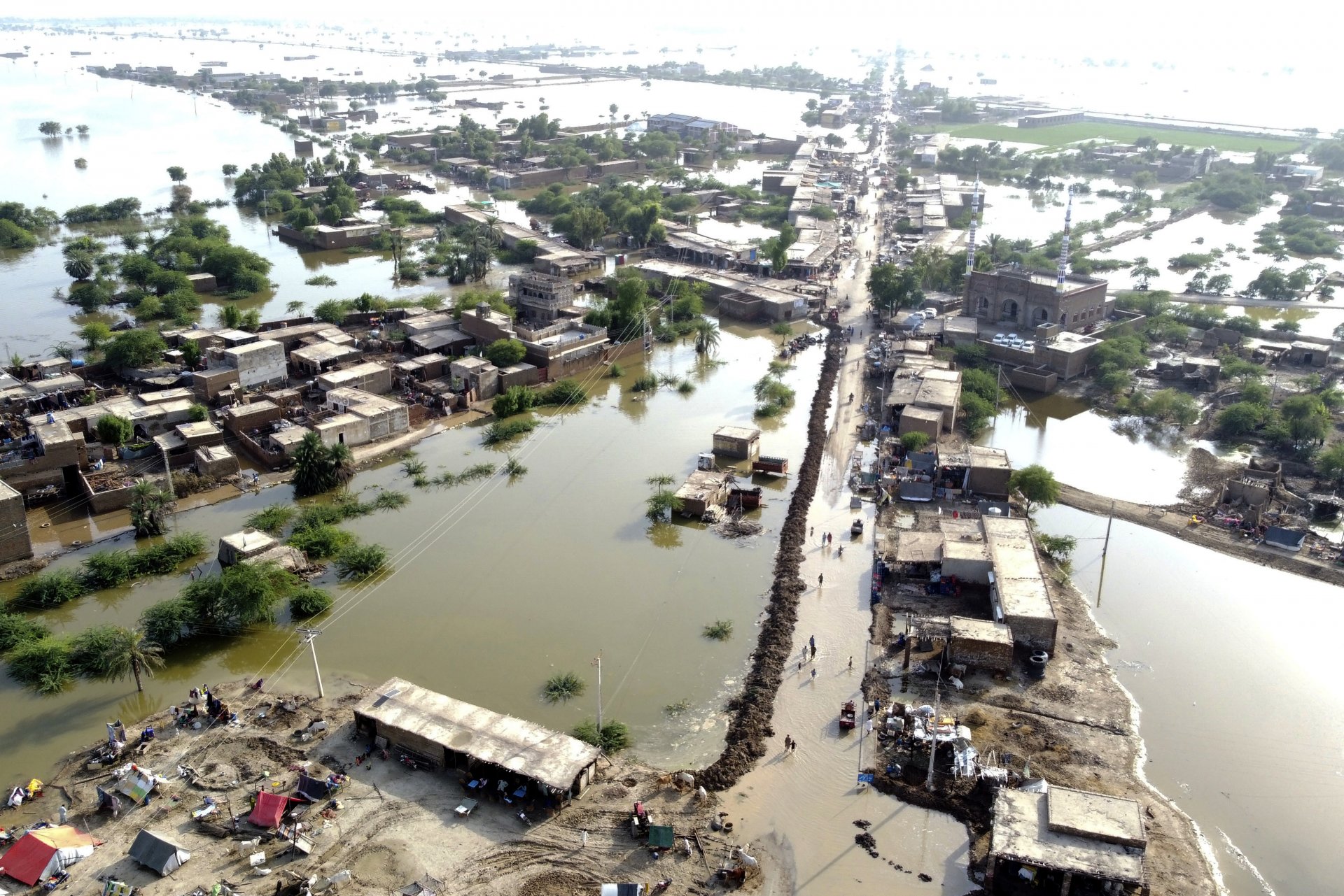 Стотици домове остават под вода след наводненията в Пакистан