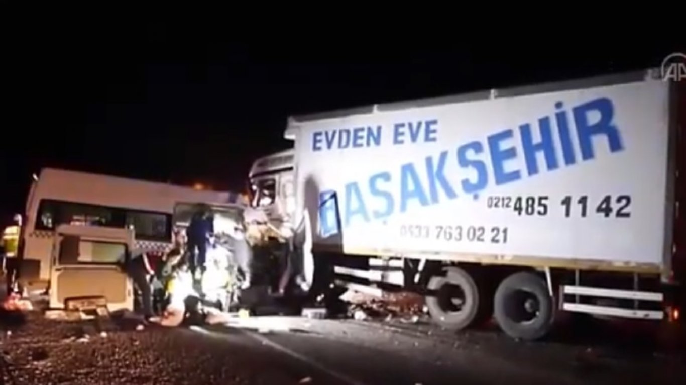 Тежка катастрофа в Турция – автобус със сватбари се сблъска челно с камион (видео)