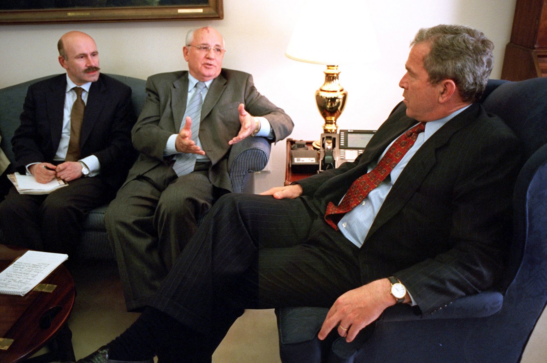 Бившият лидер на СССР Михаил Горбачов разговаря с американския президент Джордж Буш в офиса на Кондолиза Райс във Вашингтон през 2001 г. 