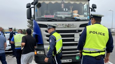 Самокатастрофирал камион наложи временно преустановяване на движението през Прохода на