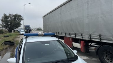 Шофьор на камион е с опасност за живота след жесток