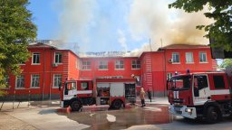 Горя едно от най-старите училища в Пловдив (снимки и видео)
