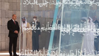Президентът Радев отдаде почит пред Мемориала на загиналите при изпълнение на своя дълг в ОАЕ