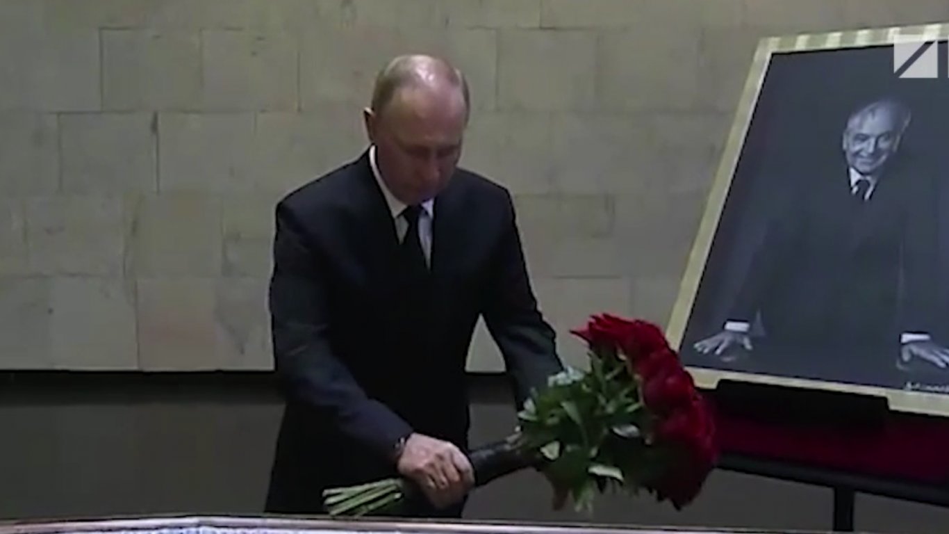 Путин поднесе лично рози пред ковчега на Горбачов (видео)