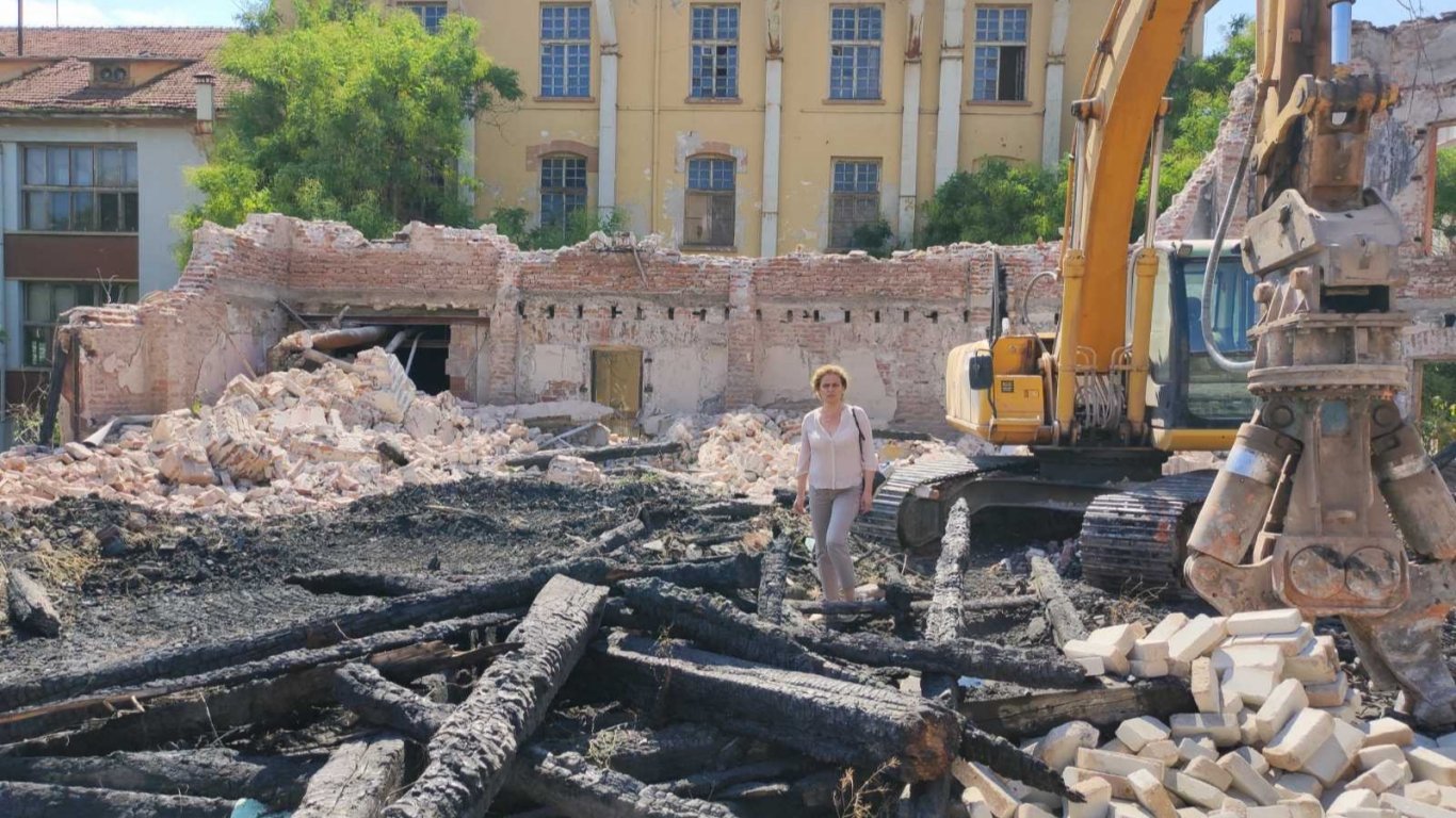 Събориха още един склад от Тютюневия град, министър Минеков отиде спешно в Пловдив