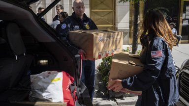 Служители па американските правоприлагащи органи вчера претърсиха имоти в Ню