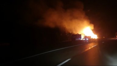 Ремарке на камион изгоря на АМ Хемус  съобщава зрител на  Потребителят