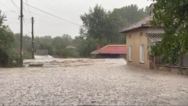 Евакуация в карловски села заради скъсана дига, реката излезе от коритото си (видео)