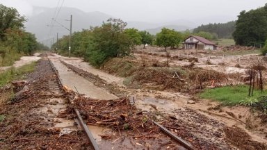 Затвориха отсечка от жп линията София - Карлово - Бургас заради свлачища и наводнени релси