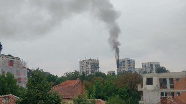 Пожар горя в жилищен блок в столичния квартал Надежда Пламъците